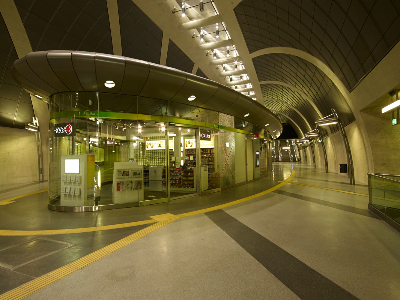 Kiosk in der U-Bahnstation Heumarkt in Köln.