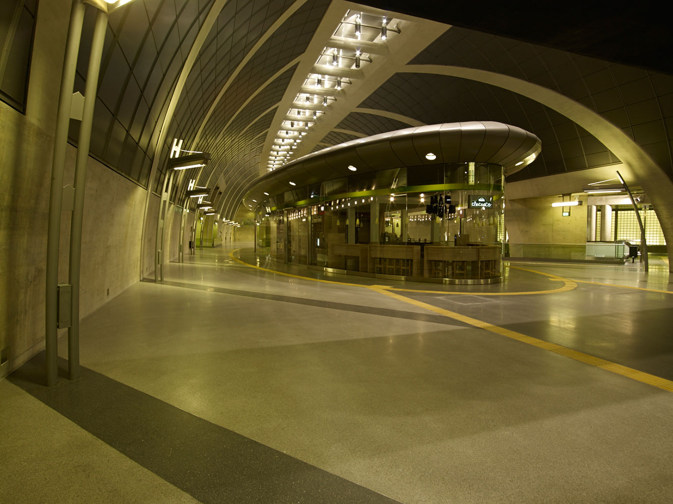 Kiosk in der U-Bahnstation Heumarkt in Köln.