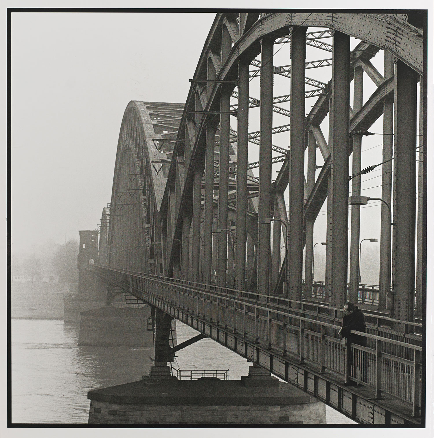 Ein Mann steht alleine auf der Südbrücke in Köln.