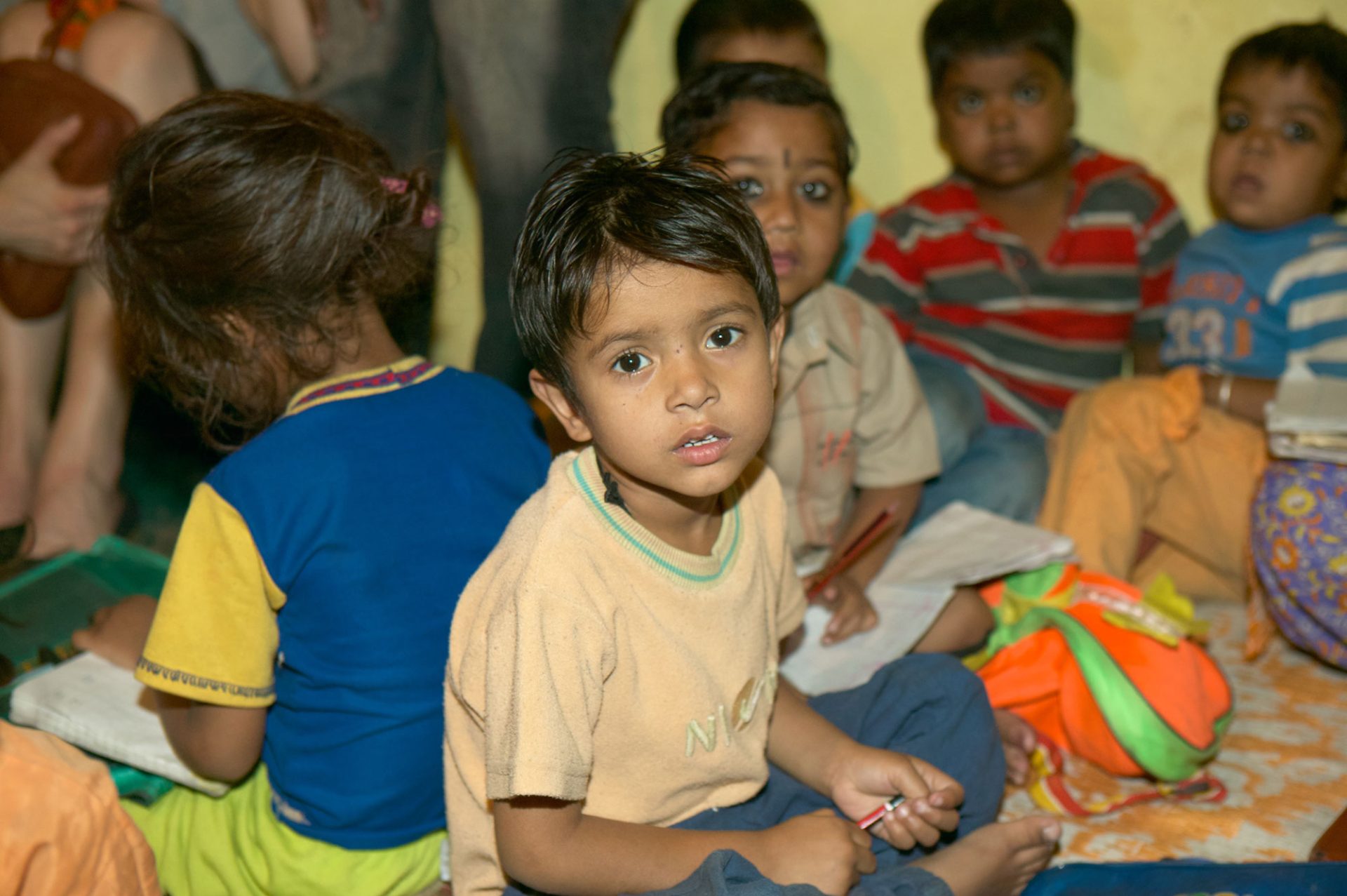 Kinder schauen in die Kamera, das Bild entband in einer Schule in Indien.