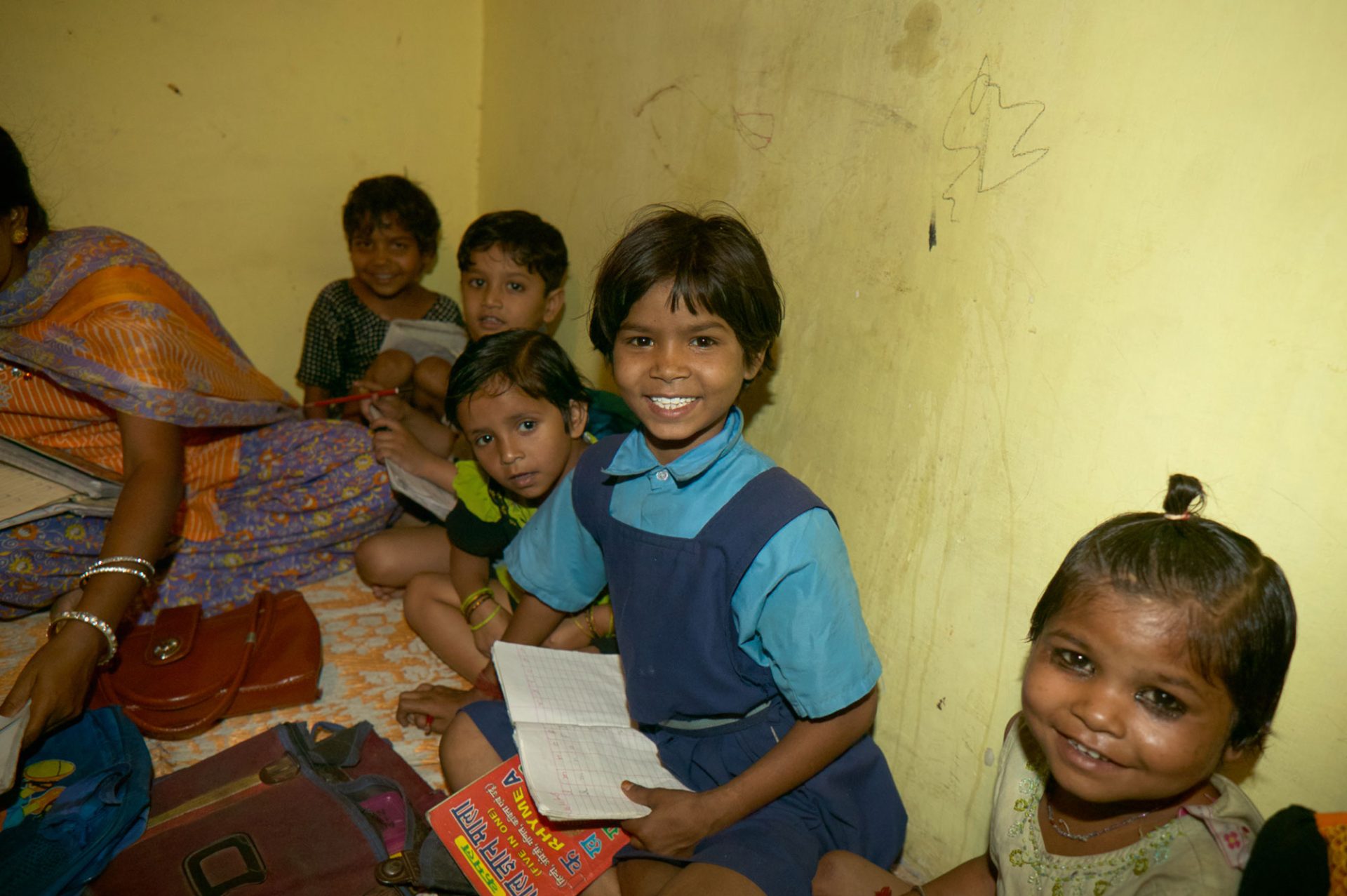 Kinder schauen in die Kamera, das Bild entband in einer Schule in Indien.