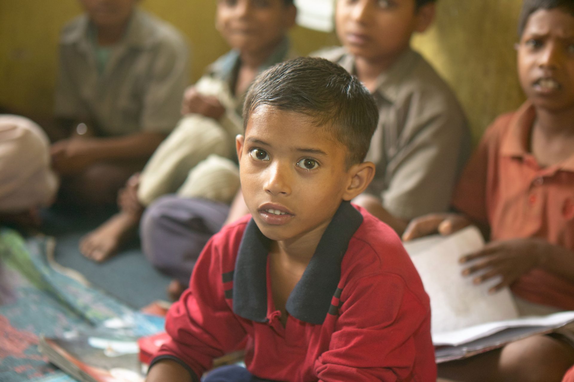 Ein Kind schaut in die Kamera, das Bild entband in einer Schule in Indien.