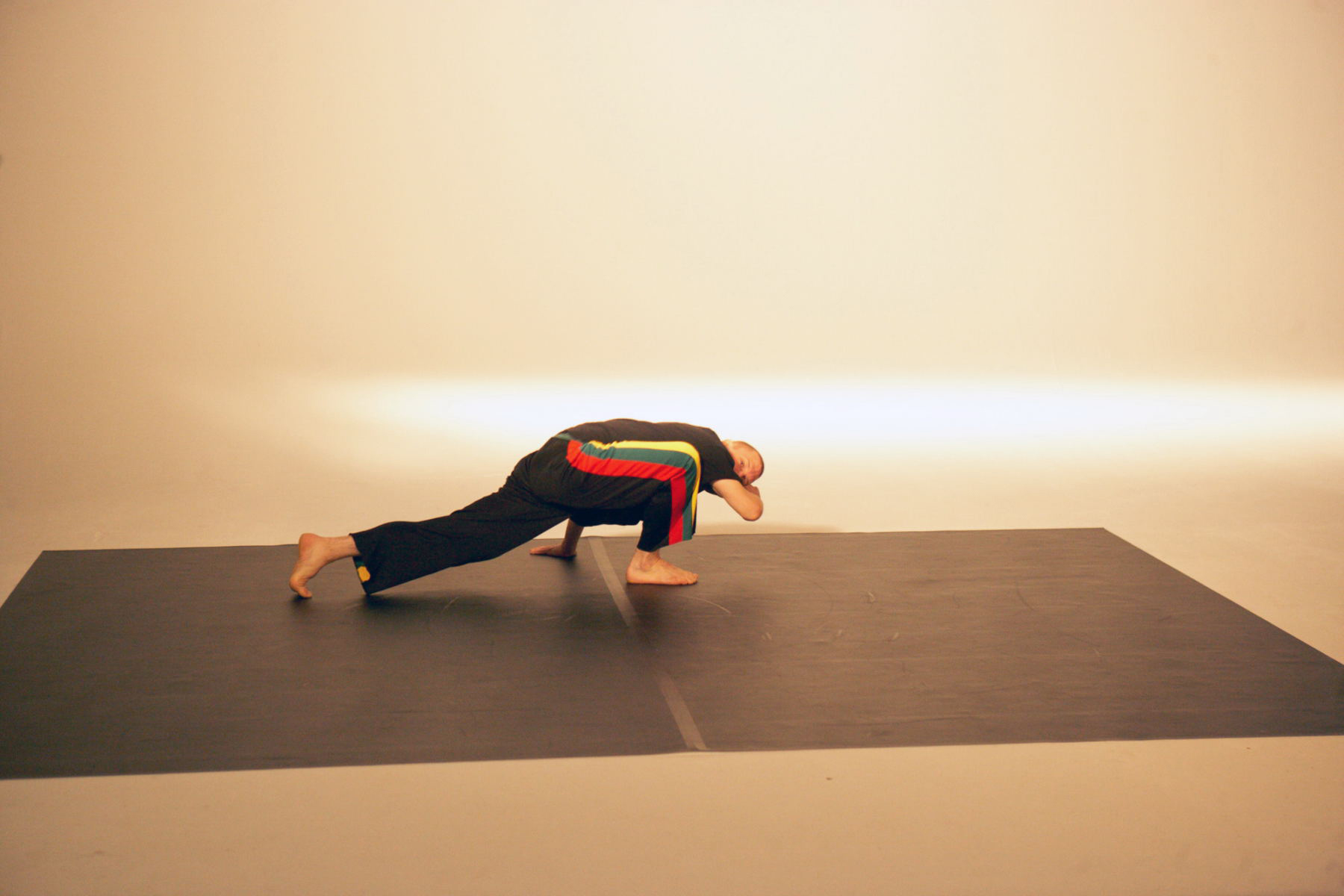 Ein Mann tanzt in einem Studio. Die Bilder wurden für ein freies Filmprojekt im Studio Saibou in Köln aufgenommen.