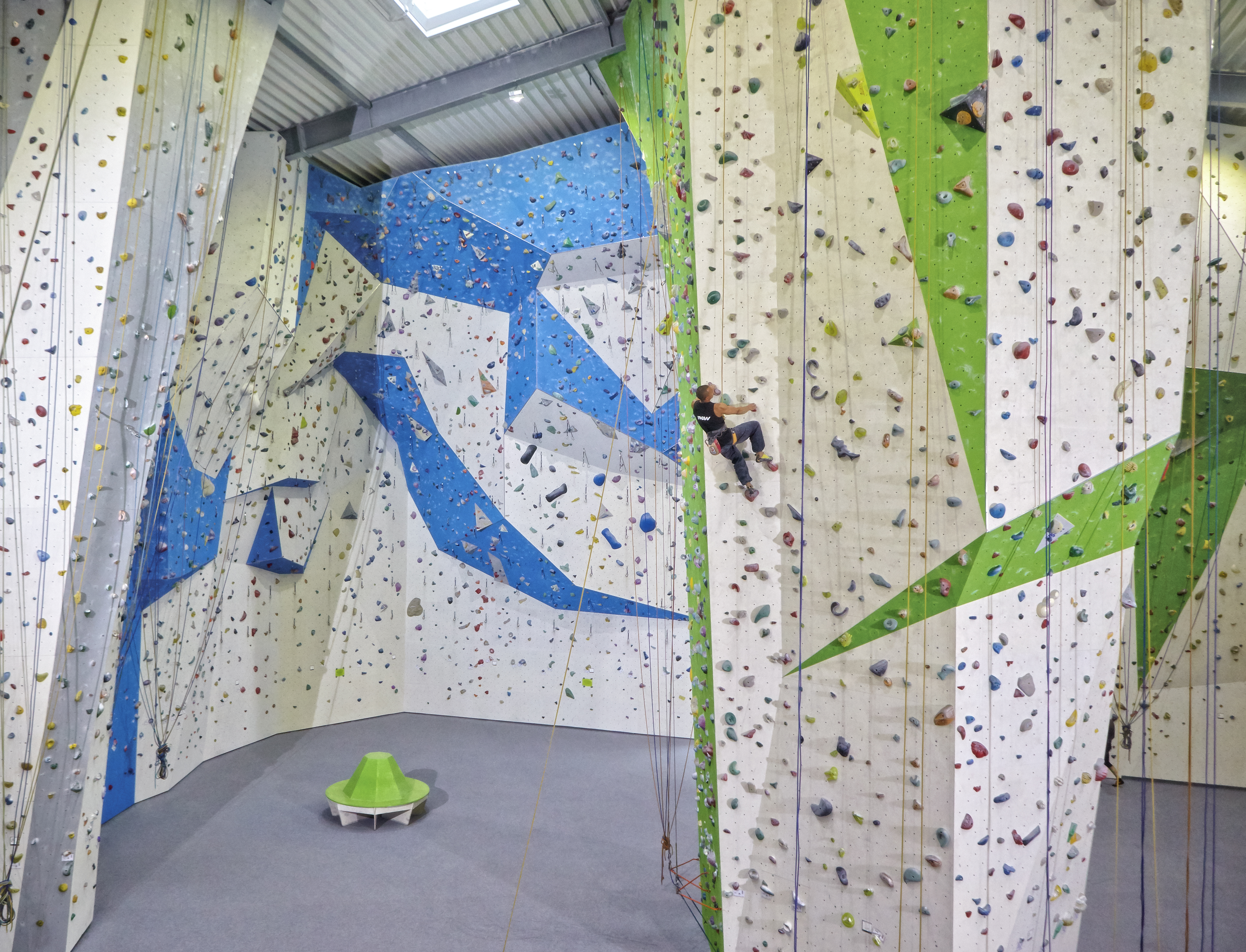Mann klettert in einer Kletterhalle an einer Wand. Fotograf: Jörg Saibou, Köln.