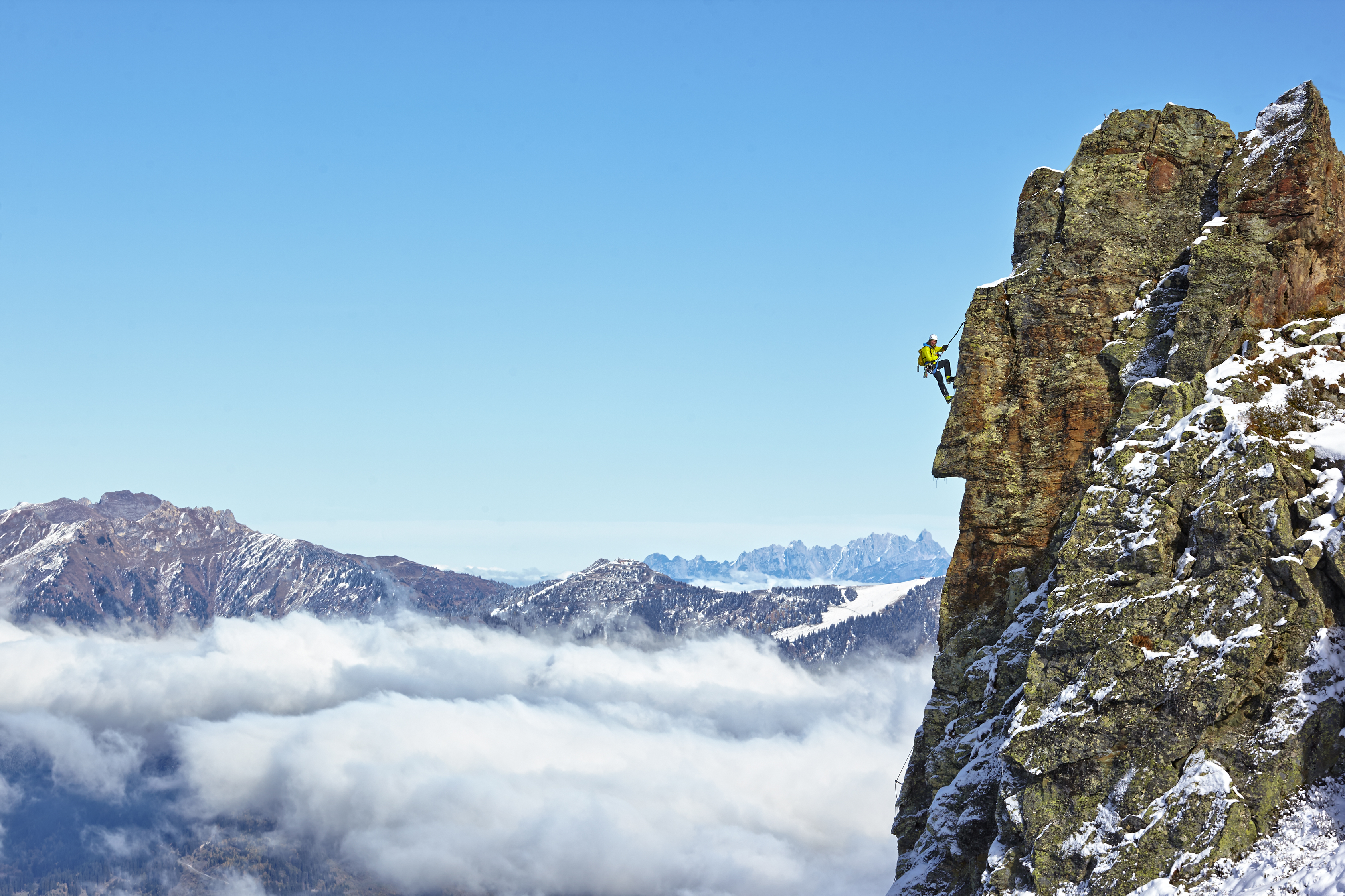 Ein Mann erklimmt einen Gipfel. Fotograf: Jörg Saibou, Köln.