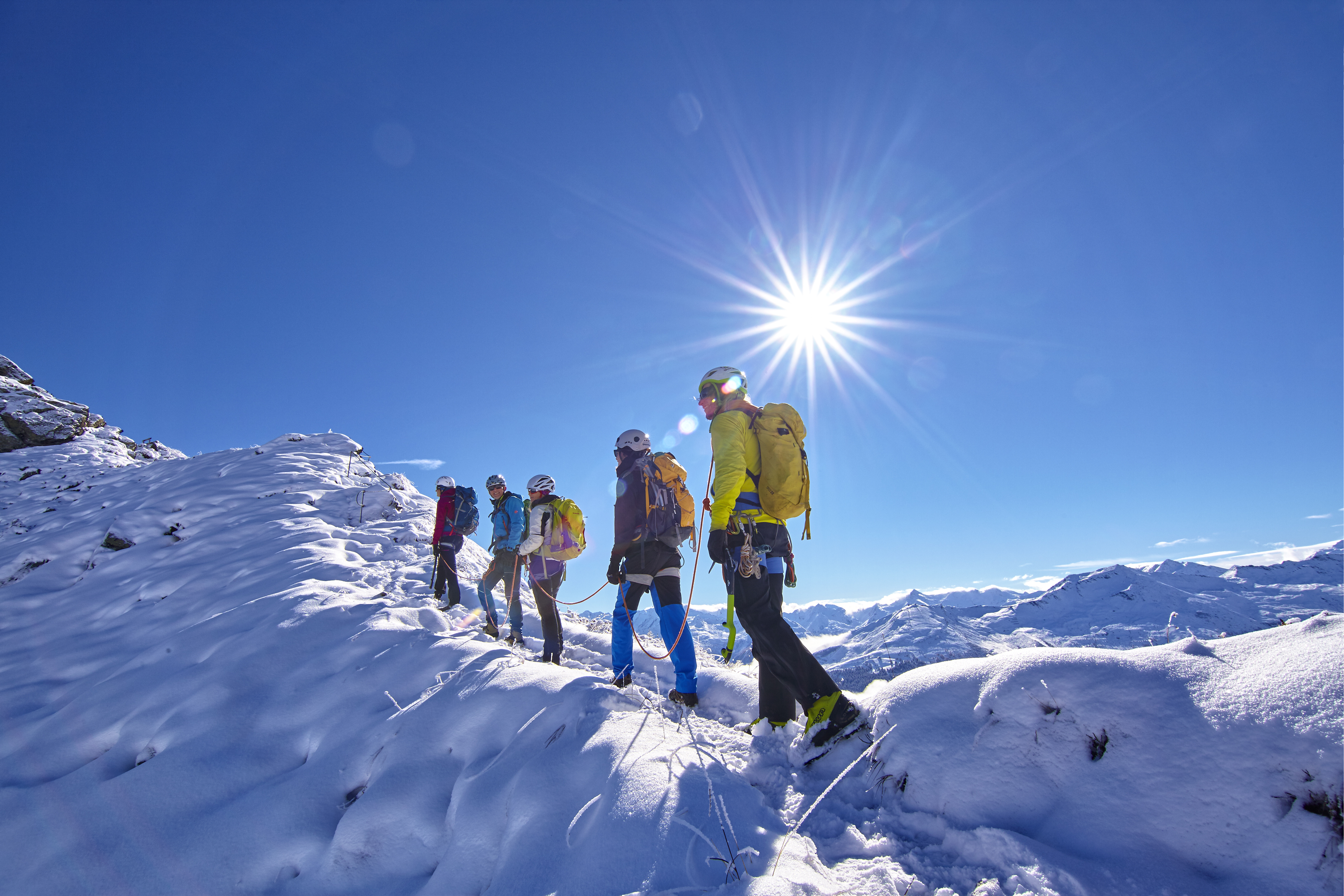 Fünf Kletterer besteigen einen schneebedeckten Gipfel. Fotograf: Jörg Saibou, Köln.